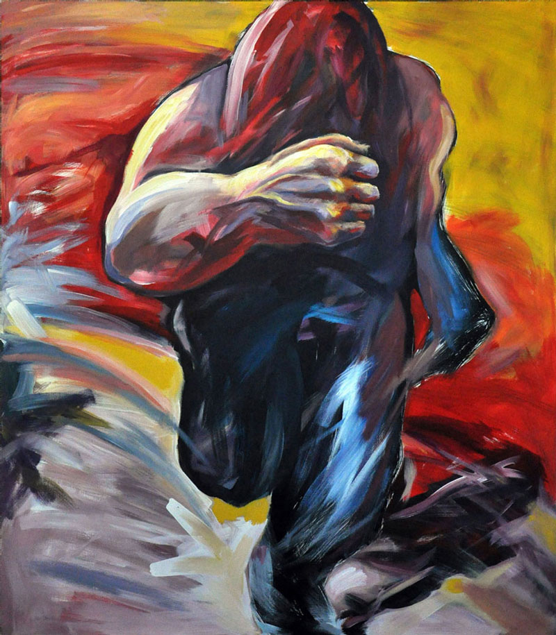 Mann rennt und verdeckt sein Gesicht