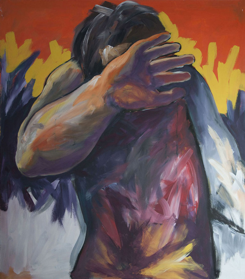 Mann verdeckt sein Gesicht